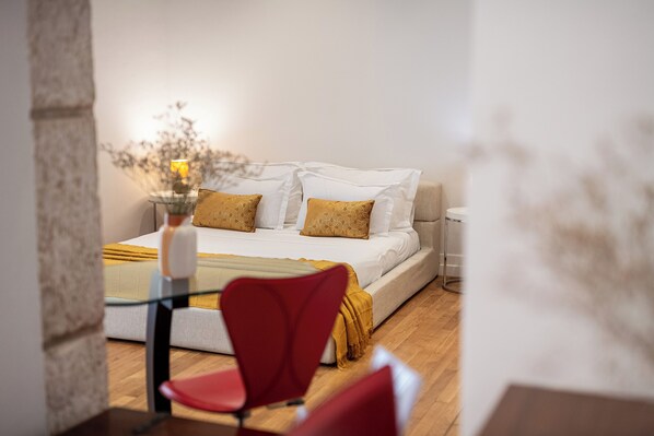 Deluxe Studio | Desk, iron/ironing board, free cribs/infant beds, free WiFi