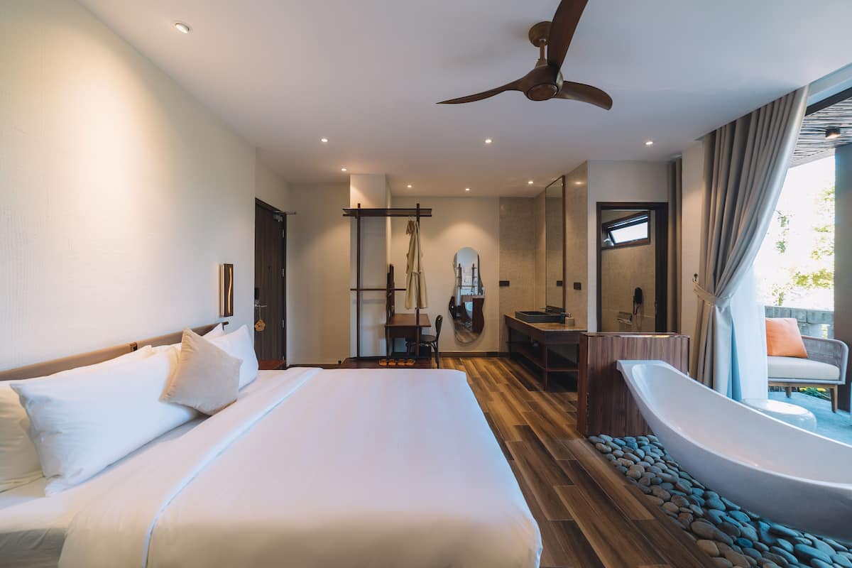 Kamar Double Deluks, 1 Tempat Tidur King | 1 kamar tidur, seprai premium, minibar, dan brankas