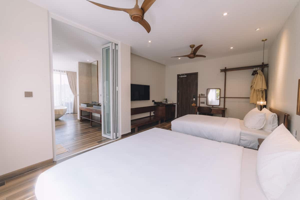 Kamar Triple Deluks, pemandangan gunung | 1 kamar tidur, seprai premium, minibar, dan brankas