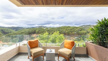 Chambre triple Deluxe, vue sur la montagne | Terrasse/patio