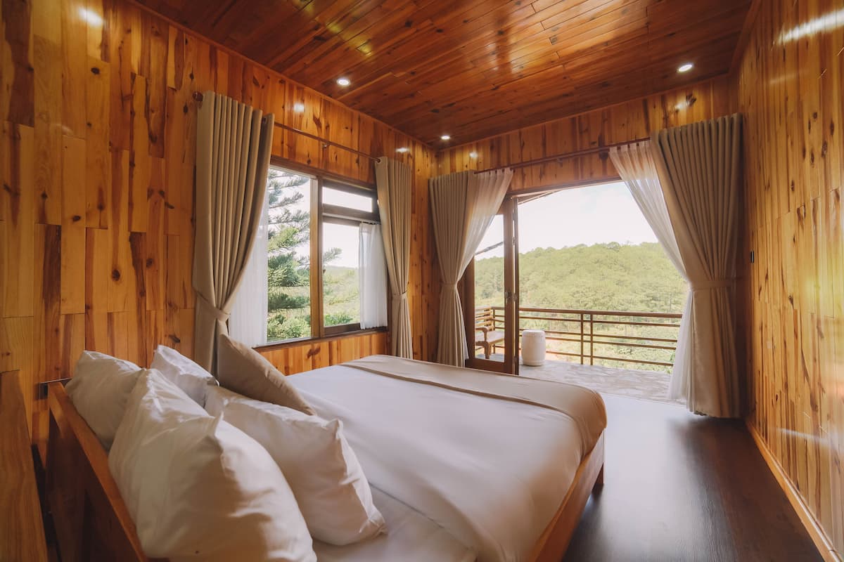 1 kamar tidur, seprai premium, minibar, dan brankas