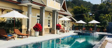 Außenpool, Sonnenschirme, Liegestühle