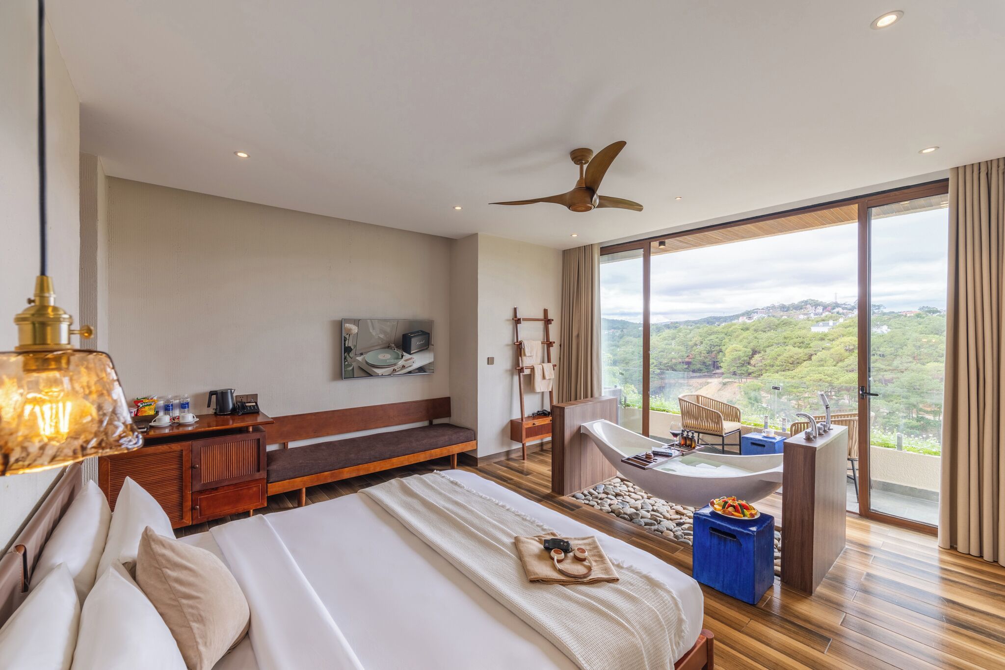 Deluxe Double Room, 1 King Bed | Premium bedding, minibar, in-room safe, desk