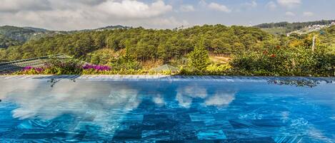 Piscina all'aperto, ombrelloni da piscina, lettini