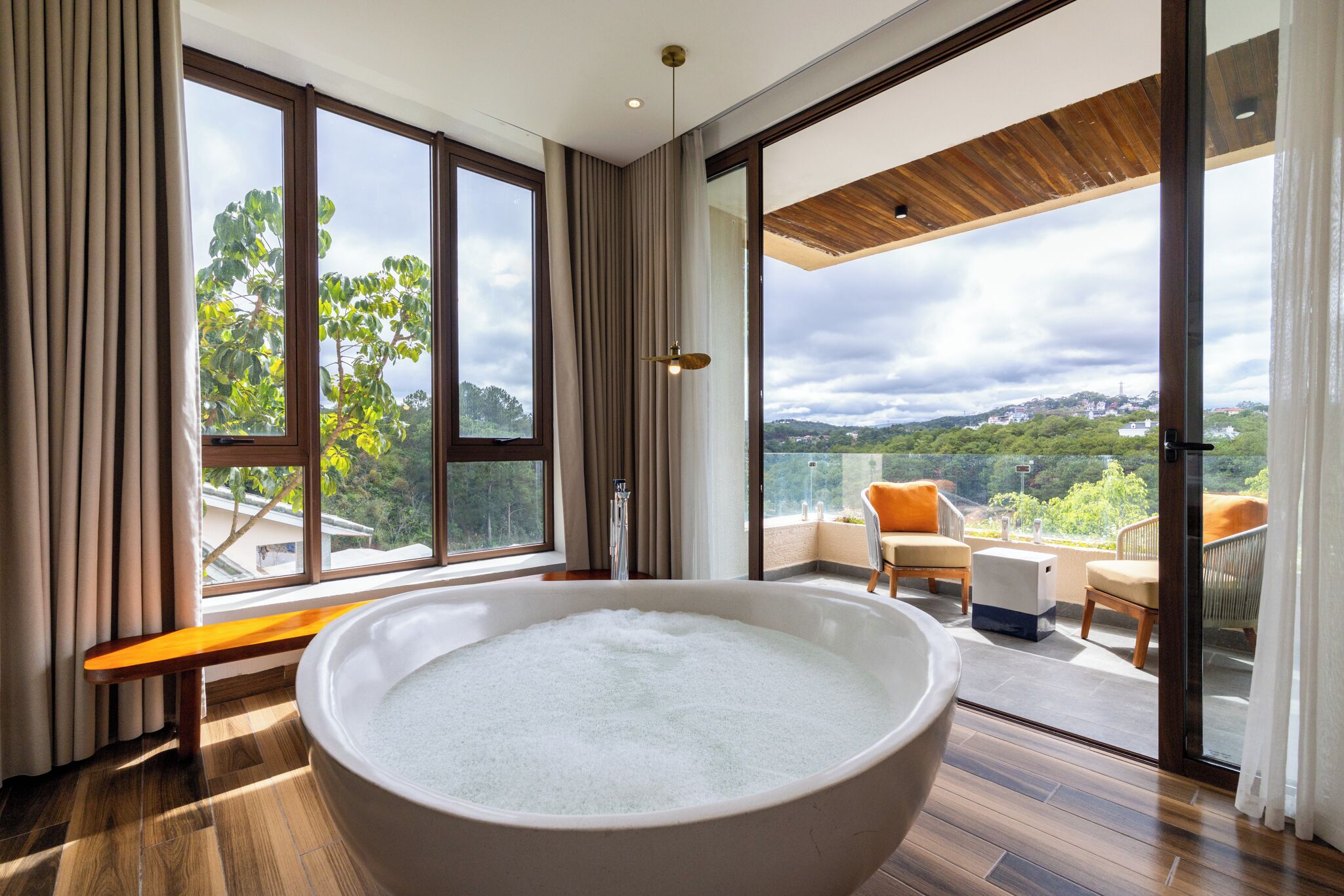 Habitación triple Deluxe, vistas a la montaña | Baño | Bañera y ducha independientes y bañera profunda
