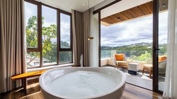 Habitación triple Deluxe, vistas a la montaña | Baño | Bañera y ducha independientes y bañera profunda