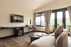 Bungalow familiare, vista montagna | Area soggiorno | TV LCD