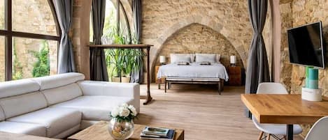 Suite El Tinell | 4 bedrooms, premium bedding, memory foam beds, in-room safe