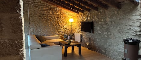 Suite El Badiu | Woonruimte | Een ledtelevisie