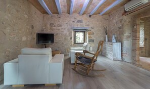 Suite Els Festajadors | Living area | LED TV - AS Palau dels Alemanys (Girona)
