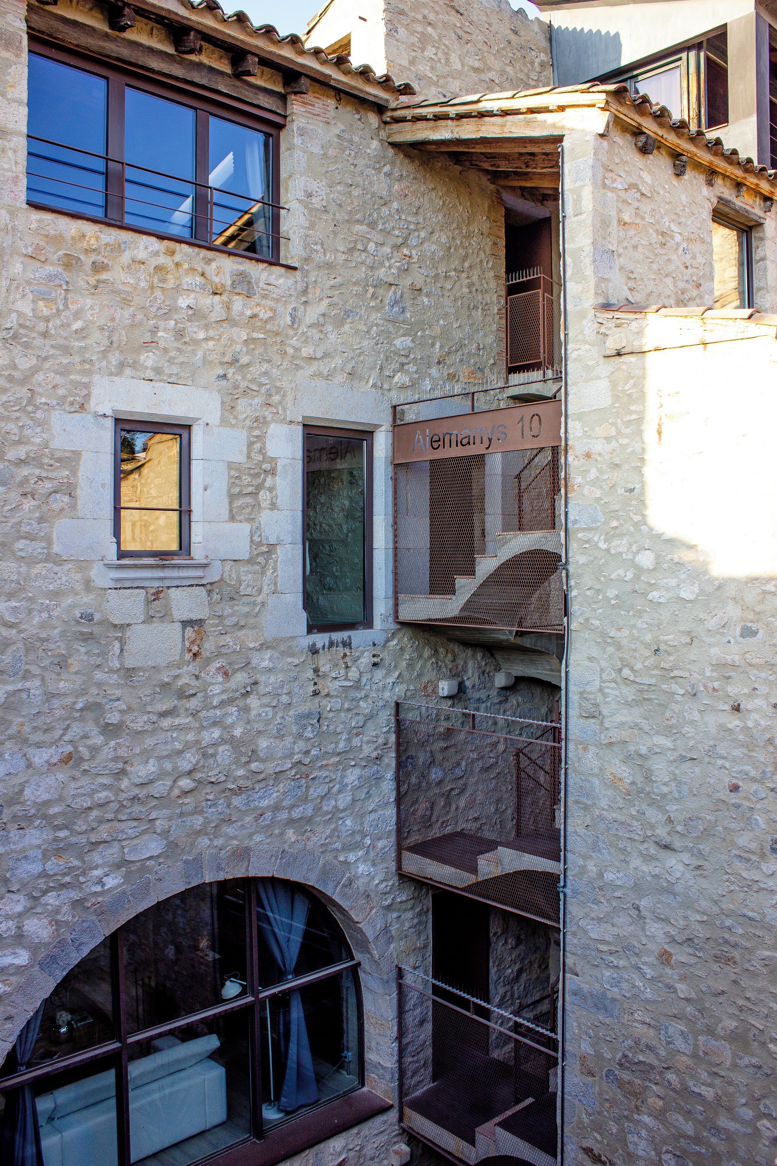 Un edificio de piedra con varias ventanas y balcones.