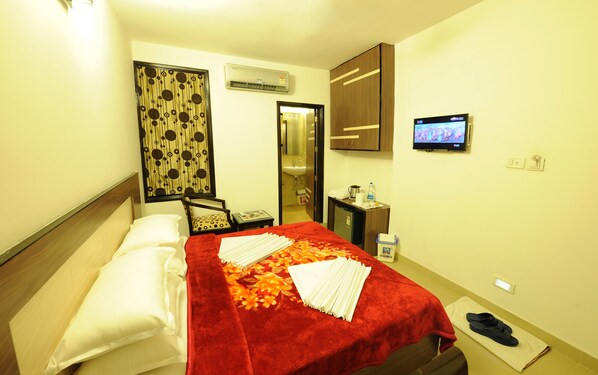Luxury Room | In-room safe, desk, iron/ironing board, free WiFi