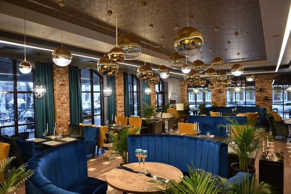 Aperto a colazione, pranzo e cena, cucina dell'Europa orientale