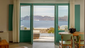 Deluxe Suite,Private pool, Caldera view | 部屋からの景観
