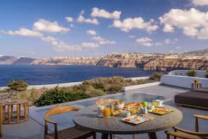 Free daily full breakfast - Neptune Luxury Spa Suites (Santorini)