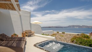 Deluxe Suite,Private pool, Caldera view | 部屋からの景観