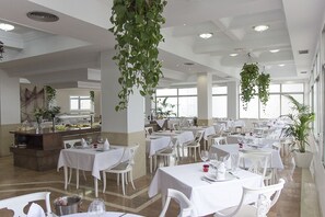 Frokost serveres, internasjonale retter