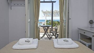 Suite junior | Sábanas de algodón egipcio, ropa de cama de alta calidad y minibar