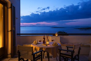 Mesa para dos con vista al mar al atardecer.
