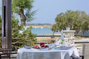 Se sirven desayunos y cocina griega