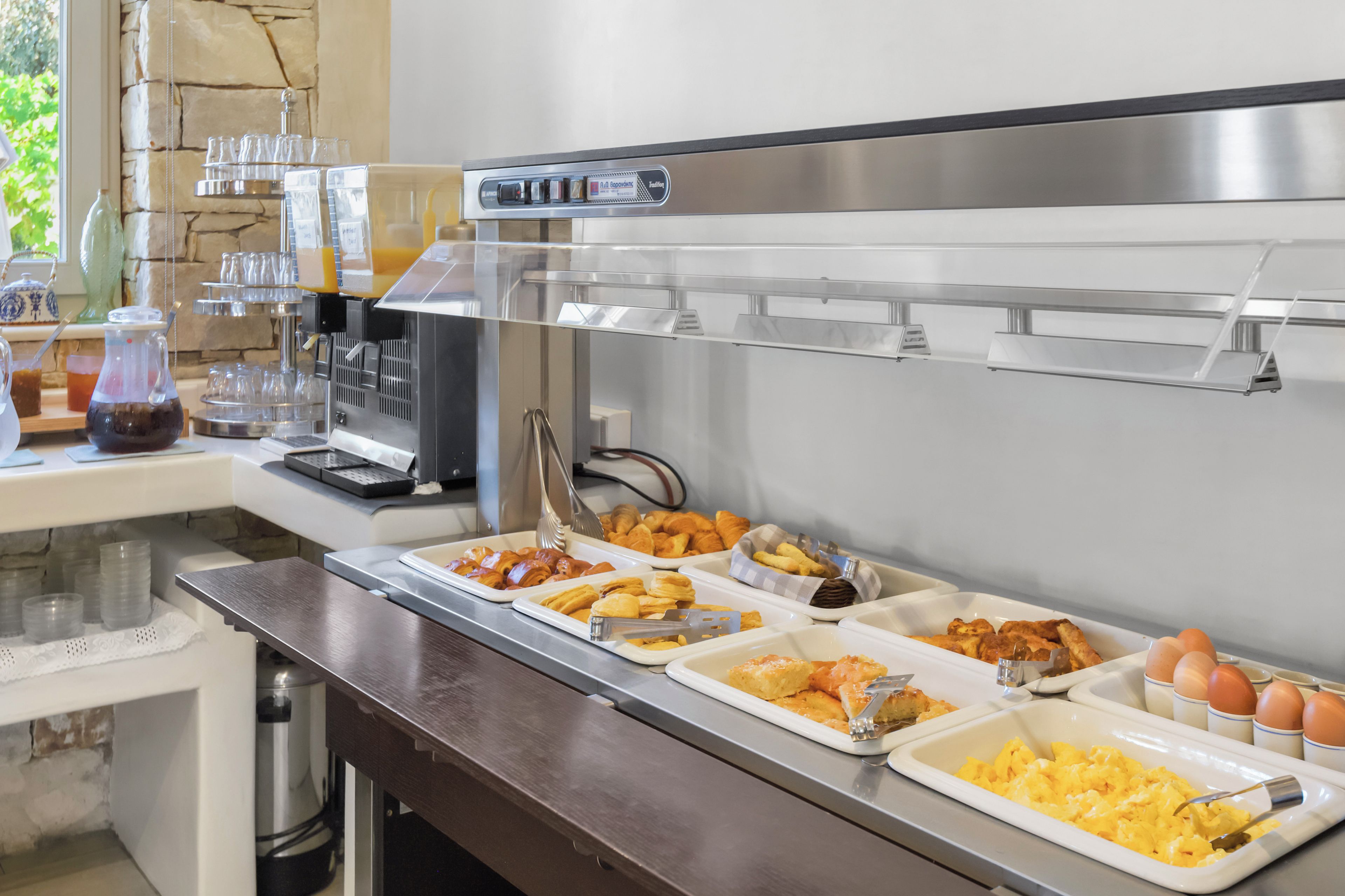 Un buffet proposant une variété de plats et une fontaine à boissons.