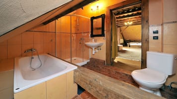 Studio | Bathroom | Free toiletries, towels
