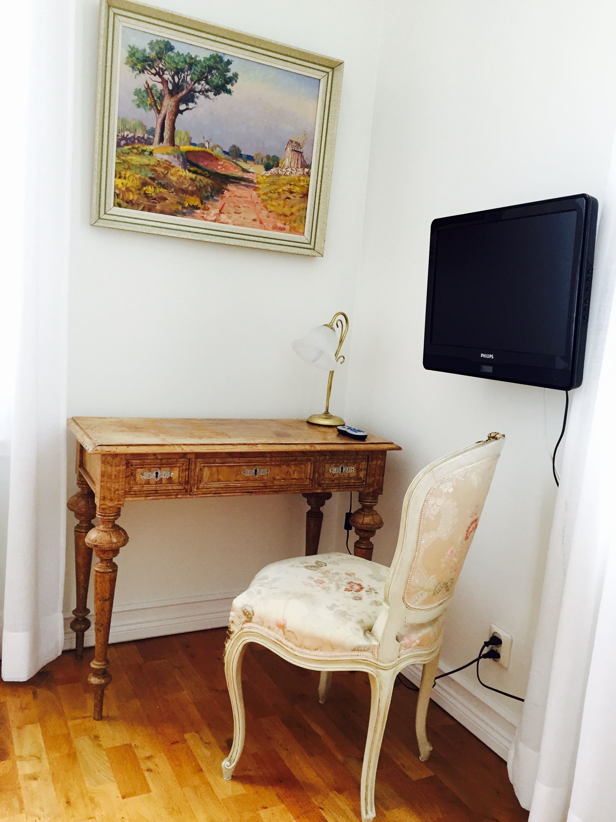 single room | living area | flat-screen tv