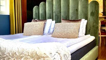 Quarto design, vista parcial para o lago | Individualmente decorados, individualmente mobiliados, cortinas blackout