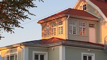 Quarto design, vista parcial para o lago | Individualmente decorados, individualmente mobiliados, cortinas blackout