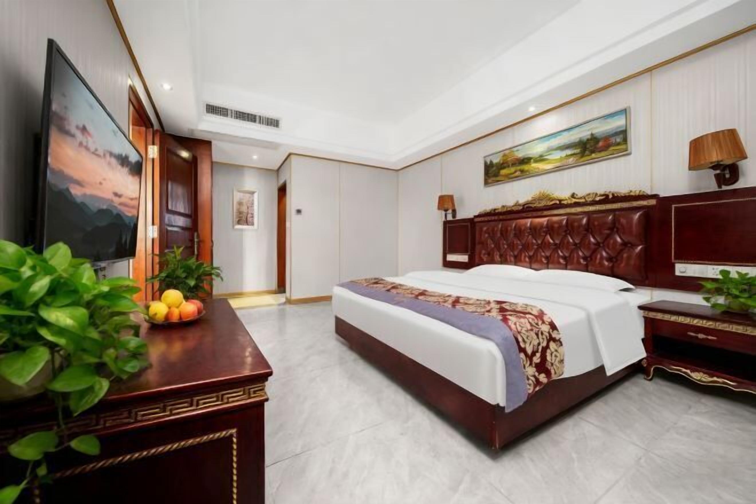 Minibar, in-room safe, alarm clocks