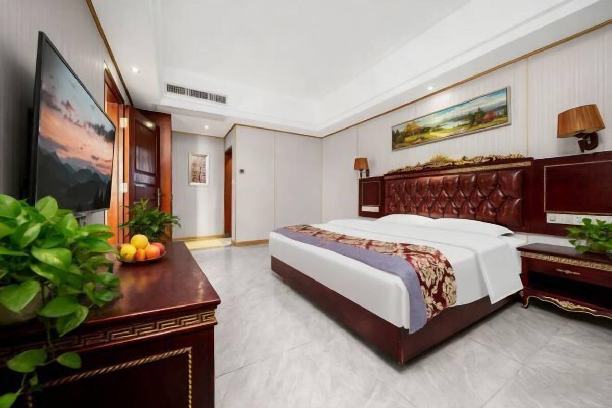 Minibar, in-room safe, alarm clocks