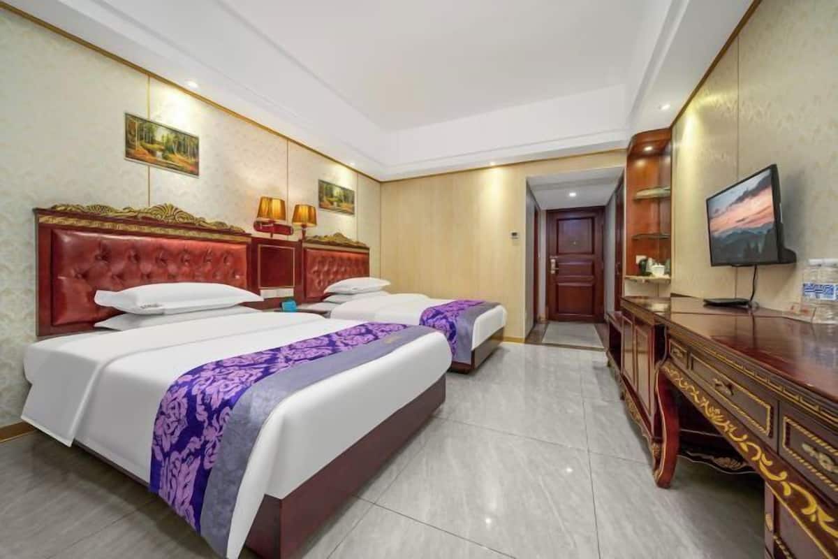 Minibar, in-room safe, alarm clocks