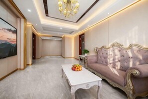 Minibar, caja de seguridad en la habitación y despertador 