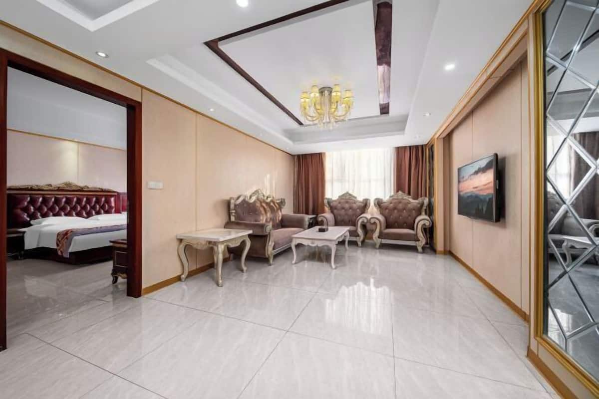 Minibar, in-room safe, alarm clocks