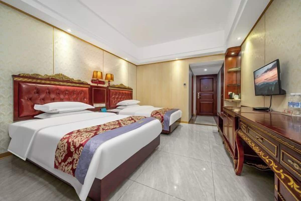 Minibar, in-room safe, alarm clocks