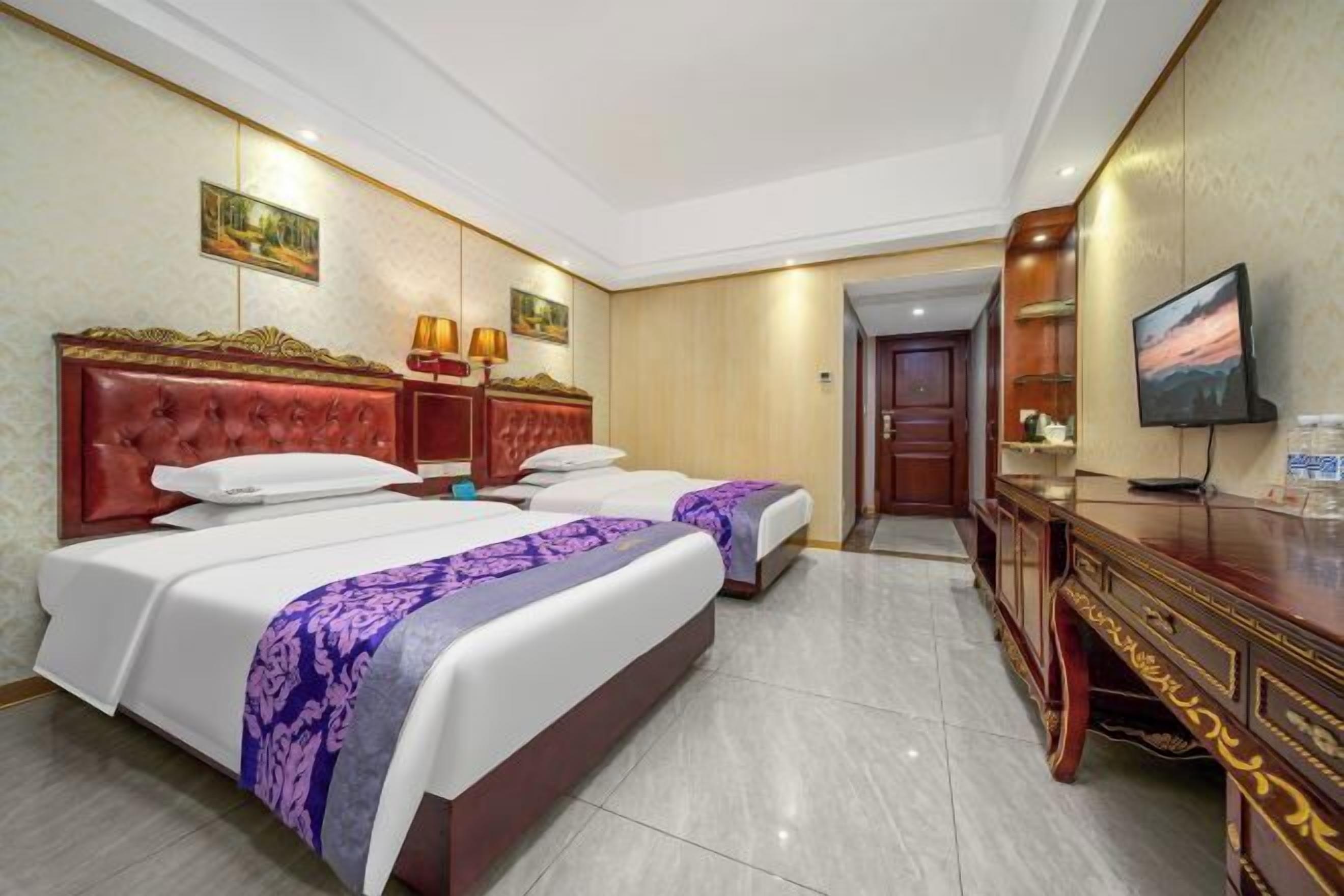 Minibar, caja fuerte, despertador