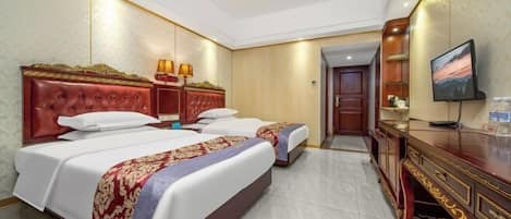 Habitación de hotel con dos camas, un aparador de madera, un televisor y una puerta que da a otra habitación.