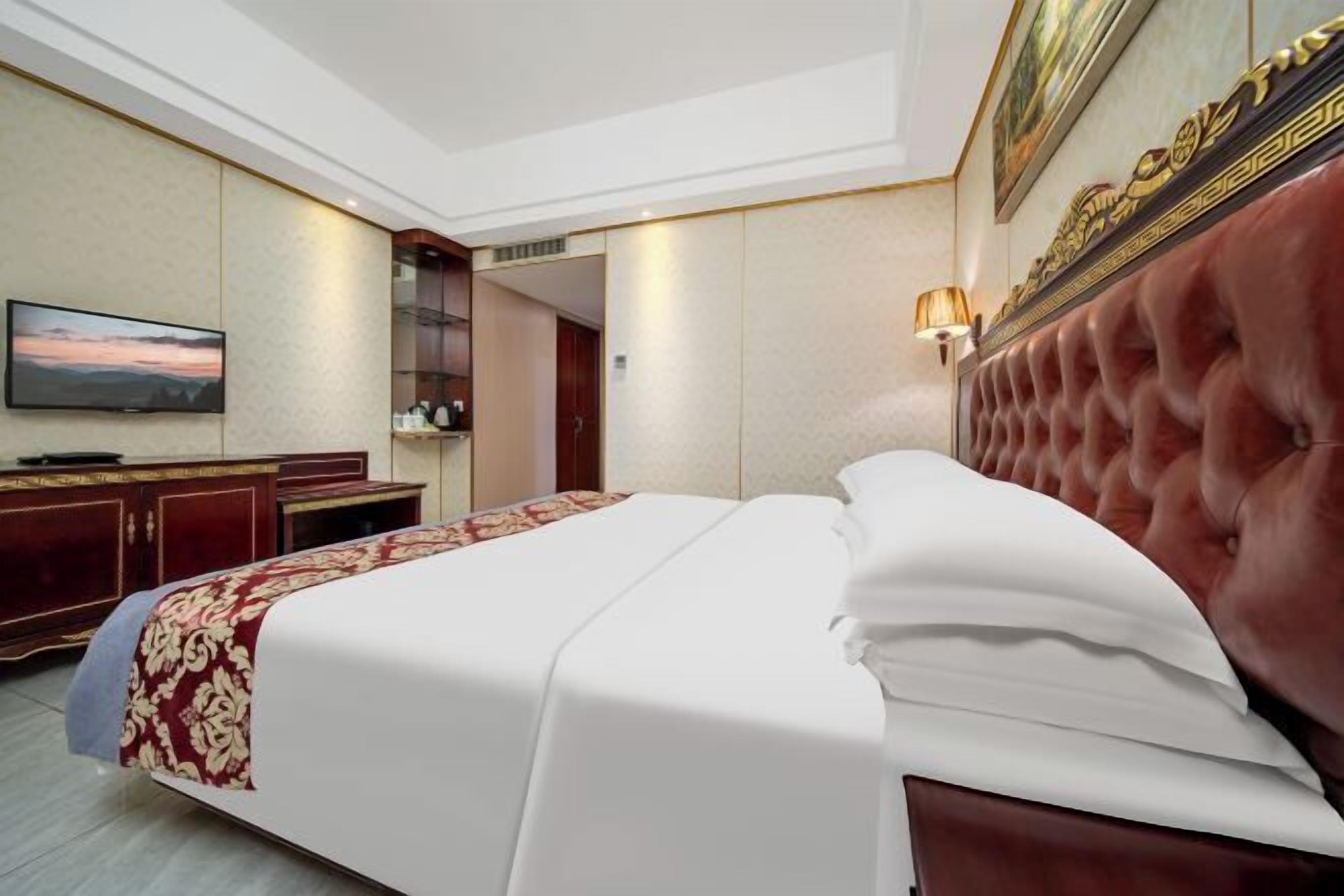 Minibar, safe på rommet og vekkerklokke