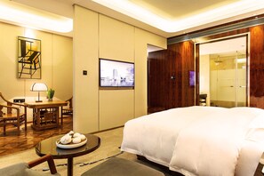 Minibar, in-room safe, desk, iron/ironing board - Ramada Plaza by Wyndham Changsha South (Changsha)