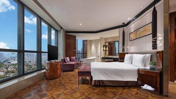 Minibar, in-room safe, desk, iron/ironing board