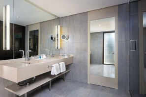 Suite, terraza | Baño | Artículos de higiene personal de diseño, secador de pelo y albornoces