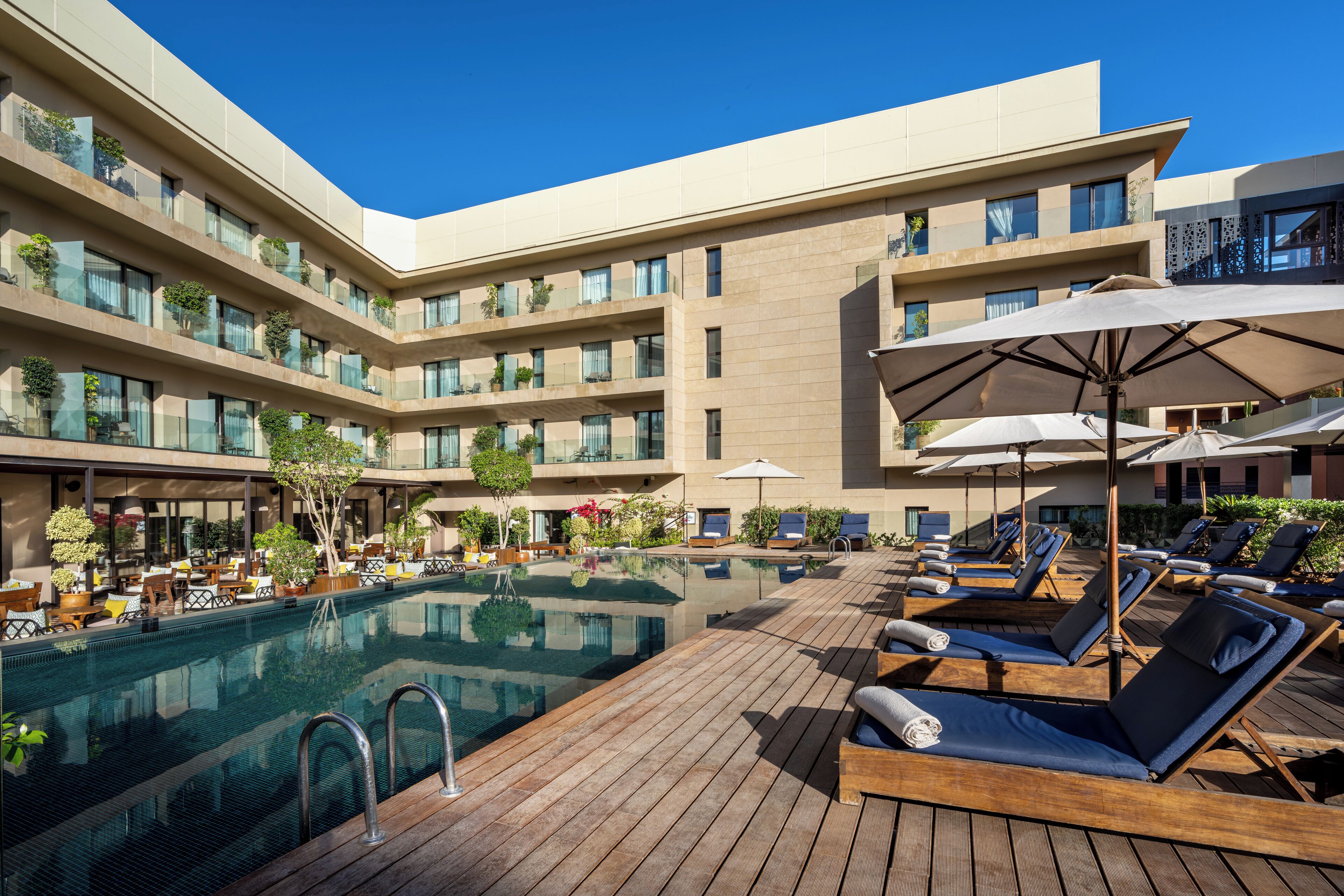 室外泳池；08:00 至 19:00 開放；泳池傘、躺椅