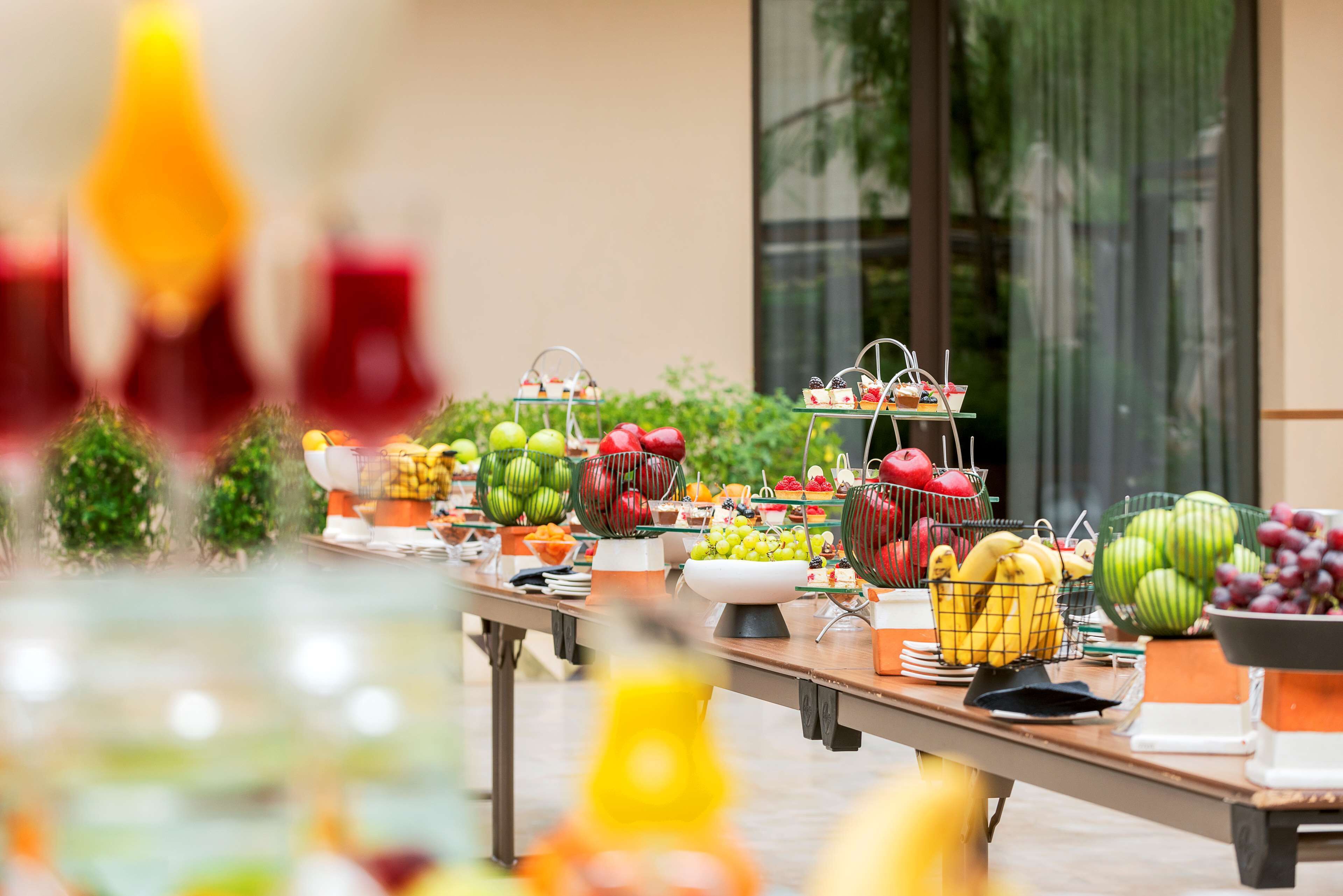 Un tavolo da buffet con diverse varietà di frutta e dolci.