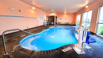 Sisäuima-allas avoinna 9.00–22.00, aurinkotuoleja