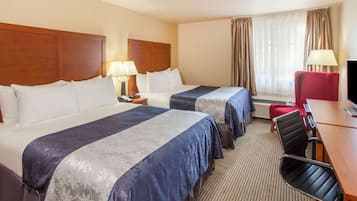 Camas con pillow-top, escritorio y tabla de planchar con plancha