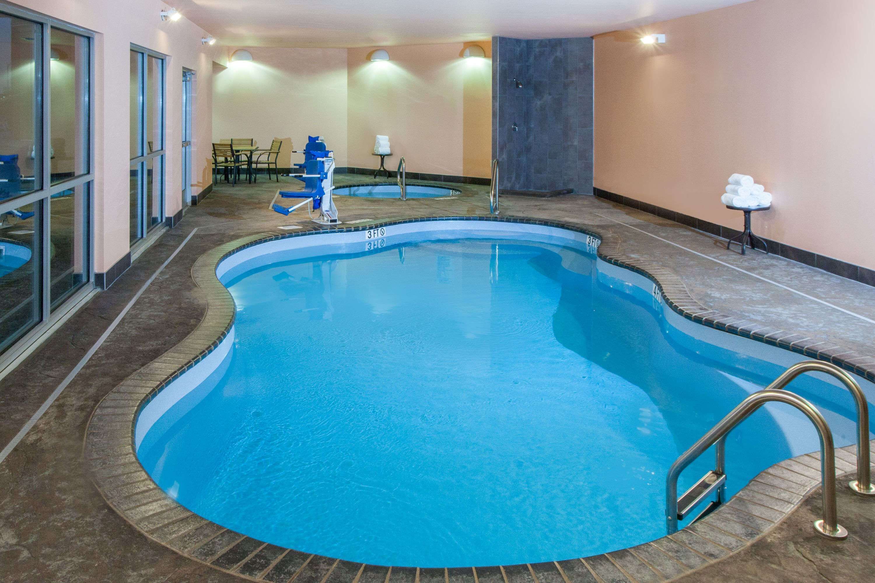 indoor pool, open 9:00 am to 10:00 pm, pool loungers