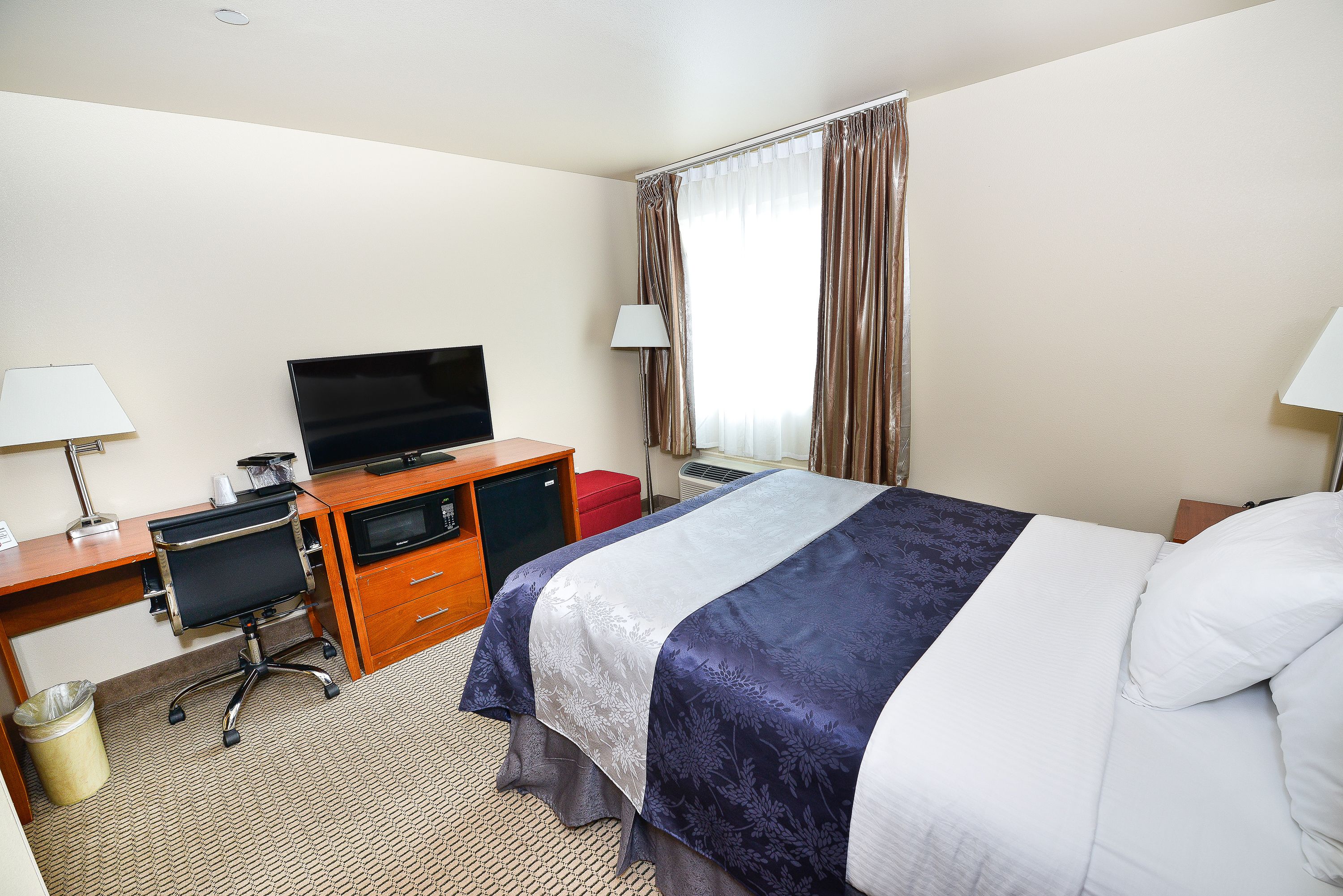 room, 1 queen bed, non smoking | pillow-top beds, desk, iron/ironing board, rollaway beds