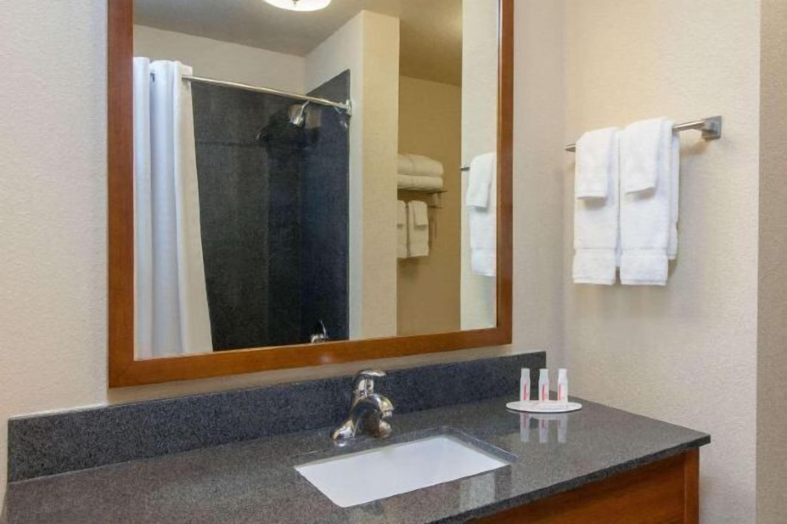 Máy sấy tóc, khăn tắm 