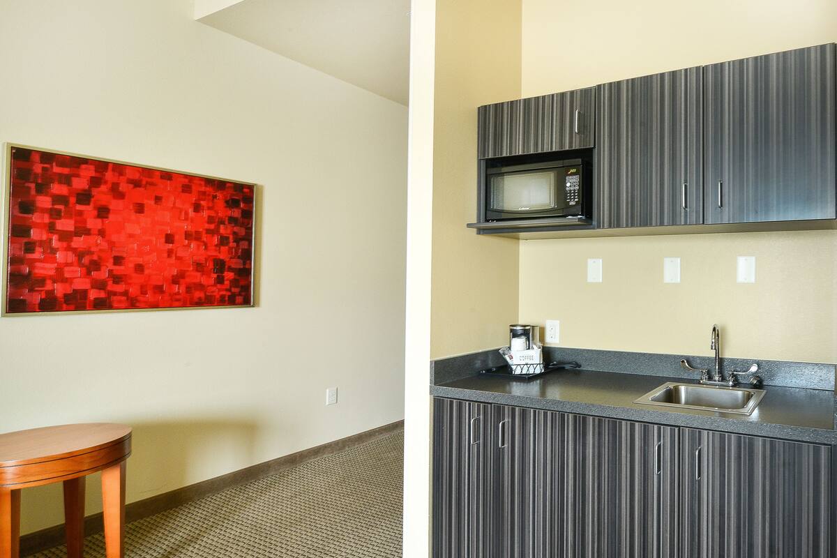 fridge, microwave, coffee/tea maker