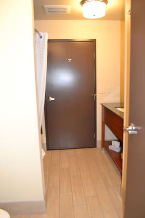 Suite, 1 King-Bett und Schlafsofa, Nichtraucher (2 Rooms) | Badezimmer | Haartrockner, Handtücher